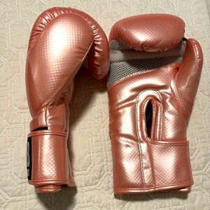 Boxing gloves ILoveKickBoxing in PINK